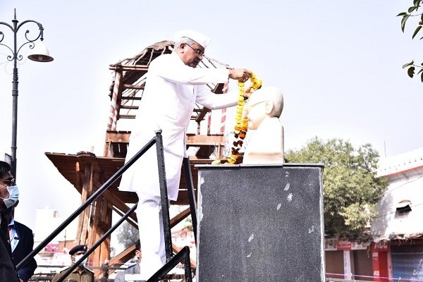 मुख्यमंत्री ने अमर जवान ज्योति में शहीदों को दी श्रद्धांजलि