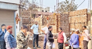 निगम की कार्यवाही : अतिरिक्त निर्माण को निगम के राजस्व टीम ने रूकवाया