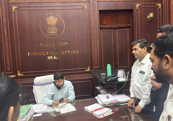 दुर्ग में जनसमस्याओं को लेकर कांग्रेस का प्रदर्शन, कलेक्टर को सौंपा ज्ञापन