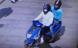 नीले रंग की बिना नंबर प्&zwj;लेट की स्&zwj;कूटी दिल्&zwj;ली पुलिस के लिए बनी थी सिरदर्द, यूं पकड़ा...