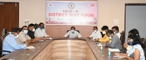 बाजार में व्यापारियों एवं सब्जी-फल ठेलेवाले एवं बैंकों में सैम्पल लें : कलेक्टर
