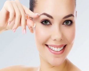 बिना पार्लर जाए घर पर ही दें eyebrows को सही Shape