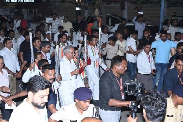 कांग्रेस ने निकाली लोकतंत्र बचाओ मशाल शांति मार्च