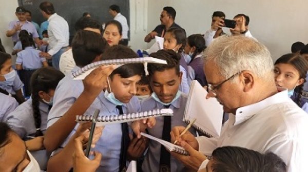 गरीब-अमीर सबके बच्चे को उत्कृष्ट शिक्षा देना सरकार का उद्देश्य : मुख्यमंत्री  बघेल