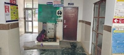 इलाज के मंदिर में गंदगी का साम्राज्य: नगरी सिविल अस्पताल की बदहाली ने खड़े किए बड़े सवाल, मरीजों की सेहत और मासूमों की सुरक्षा दोनों खतरे में