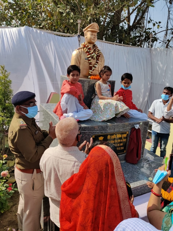 सरसींवा थाना परिसर में शहीद विवेक शुक्ला की मूर्ति का अनावरण
