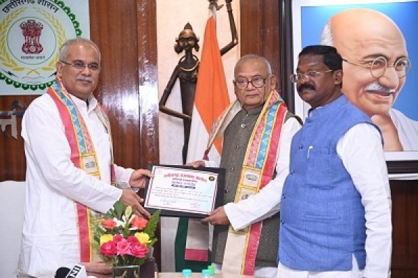 छत्तीसगढ़ी भाषा और संस्कृति को आगे बढ़ाने में साहित्यकारों एवं भाषाविदों का महत्वपूर्ण योगदान: मुख्यमंत्री श्री भूपेश बघेल