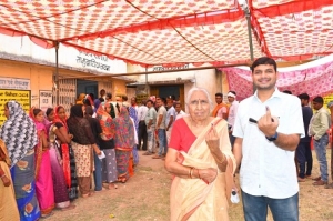 मतदान के लिए महिलाओं, बुजुर्गों, दिव्यांगों तथा युवाओं में दिखा अभूतपूर्व उत्साह एनएसएस के बच्चों, मतदान संगवारियों, क्यू मैनेजर ने दिया सहयोग