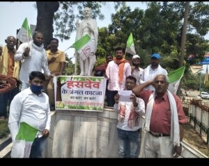 हसदेव अरण्य में लाखों पेड़ो को काटने के विरोध में मंच का प्रदर्शन*