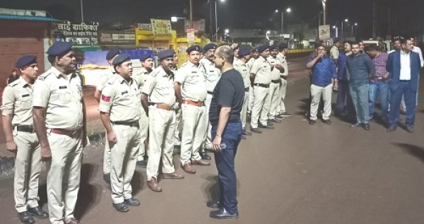 एसपी डॉ. पल्लव आधी रात को गश्त में लगे अधिकारी-कर्मचारियों से मिलने पहुंचे खुर्सीपार गेट