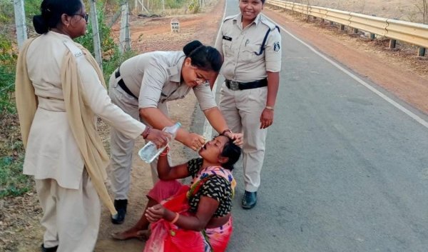 रोड पर नशे में पड़ी महिला को नाम पता पूछकर पहुंचाया घर