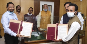 वैकल्पिक विकास मॉडल के जरिए छत्तीसगढ़ के समग्र विकास के लिए राज्य सरकार और इंडिया सेंटर फॉउंडेशन के बीच किए गए एमओयू पर हस्ताक्षर