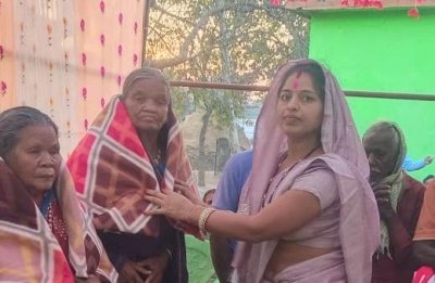 पिथौरा ब्लाक के छिन्दोली गाँव में सेवानिवृत्त प्रधान पाठक श्री दयाराम ठाकुर को विदाई