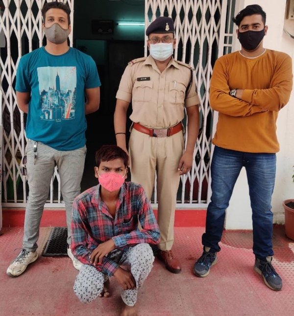 सगी बहन और दादी पर हंसिया से किया हमला