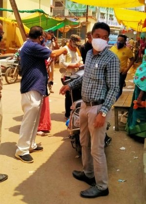 डोंगरगांव में एसडीएम एवं उनकी टीम ने लॉकडाउन के पालन के लिए नगर का किया निरीक्षण