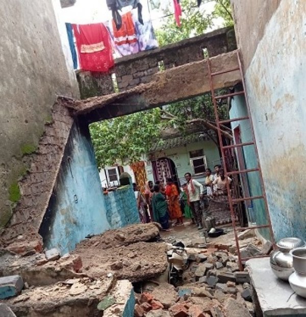 इतने ही बारिश में भरभराकर गिर गई अटल अवास की सीढिय़ा स्थिति देख लग रहा है कि गिर सकती है बिल्डिंग भी, यहां के लोग भारी दहशत में