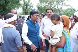 बाढ़ प्रभावित परिवारों के बीच पहुंचे वन मंत्री केदार कश्यप ,पालकी गांव में राहत सामग्री और सहायता राशि का किया वितरण, हरसंभव मदद का दिलाया भरोसा