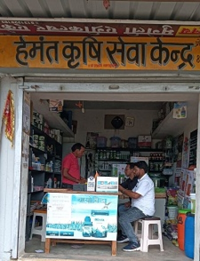 उर्वरक विक्रय में अनियमितता पर 13 कृषि केन्द्रों को नोटिस जारी कर 03 केन्द्रों के उर्वरक विक्रय पर लगा प्रतिबंध