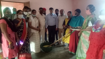 महापौर ने कार्य का किया उद्घाटन  शहरी गौठान में महिलाये बनायेंगी गोबर से दीया, गणेश, लक्ष्मी शुभ-लाभ, धूपबत्ती व दन्तमंजन