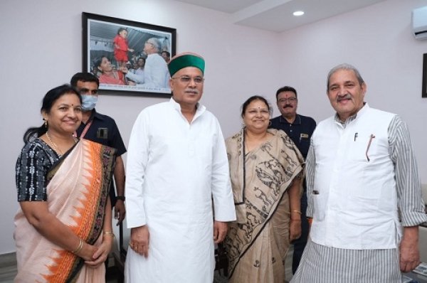 मुख्यमंत्री से जनप्रतिनिधियों और अधिकारियों ने मुलाकात कर दीपावली की शुभकामनाएं दी..