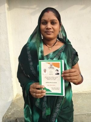 सीएम हेल्पलाइन 1076 ने लौटाई मुस्कान: वर्षों की इंतजार के बाद मिला राशन कार्ड, चतुर्वेदी परिवार को मिली राहत