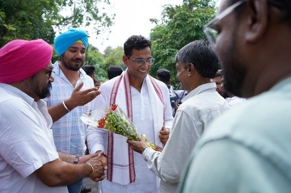 भिलाई नगर विधायक देवेंद्र यादव ने लोगों से की भेंट मुलाकात, सुनी समस्याएँ किया समाधान