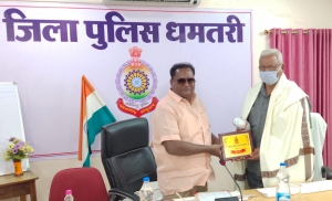 सहायक उ.नि. प्रभूदास बांधे हुए सेवानिवृत्त, पुलिस अधीक्षक ने स्मृति चिन्ह भेंट कर किया सम्मान