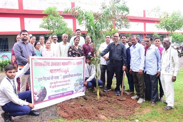 स्कूल में शिक्षा के अलावा मिलता है संस्कार - कलेक्टर