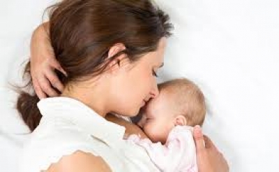 ब्रेस्ट मिल्क बच्चों के लिए नहीं इन चीजों में भी होता है इस्तेमाल, जानिए सोशल मीडिया के इस ट्रेंड के बारे में एक्सपर्ट की राय