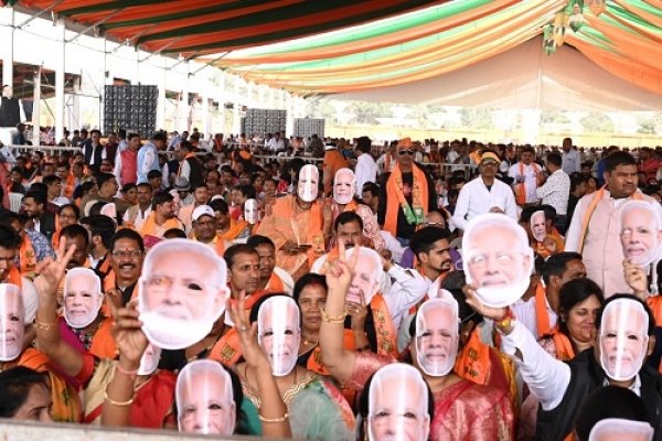 मोदी का मुखौटा लगाकर भाजपा कार्यकर्ता पहुंचे शपथ ग्रहण समारोह में