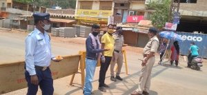 बस्तर जगदलपुर लाकडाउन का आज चौथा दिन सेवा में लगे पुलिसकर्मी एवं स्वाथय कर्मियों को तरुण नाइ द्वारा लगातार चाय नास्ता द्वारा दे रहे सेवा