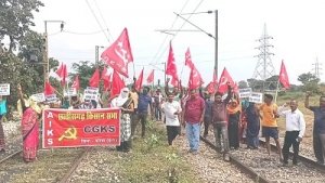 पटरियों पर किसान सभा के धरना से कोयला ढुलाई बाधित, 2 घंटे जाम से 3 करोड़ के नुकसान का अंदेशा, आंदोलनकारी किसानों से पुलिस की झड़प