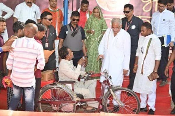 सोमारु को मिला बैटरी चलित ट्राईसाइकिल, मुख्यमंत्री के गिफ़्ट से चेहरे पर आई रौनक