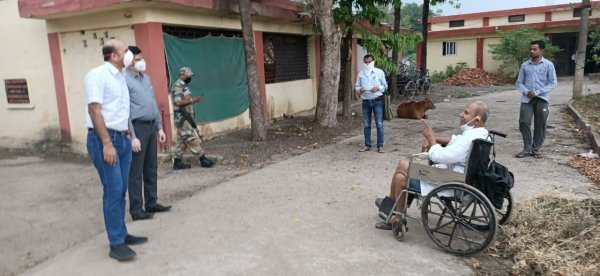 वृद्धाश्रम पहुंचे कलेक्टर, बुजुर्गों से की बातचीत