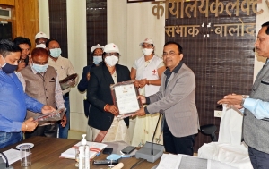 कलेक्टर ने रेडक्रास के श्रेष्ठ वालिंटियर्स को किया सम्मानित