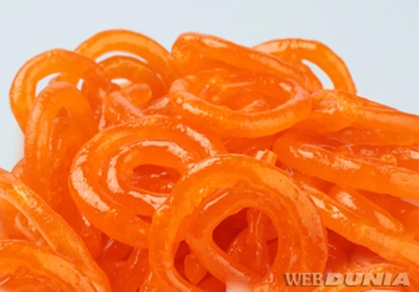 ऐसे बनाए घर पर केसरिया और गर्मागर्म जलेबी