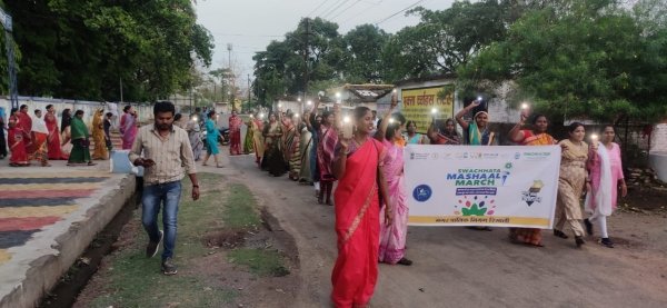 कचरा मुक्त शहर के लिए महिलाओं की कार्यशाला ,हाथों में मोबाइल टार्च ले कर दिया स्वच्छता का संदेश