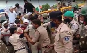 ज्योतिरादित्य सिंधिया की ग्वालियर वापसी पर बीजेपी और कांग्रेस आमने-सामने, सोशल डिस्टेंसिंग की उड़ी धज्जिया