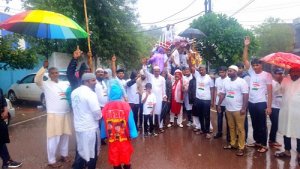 मूसलाधार बारिश में भी कम नही हुआ ताजियादारों  का हौसला, अलाव पर भी चले अकीदतमंद