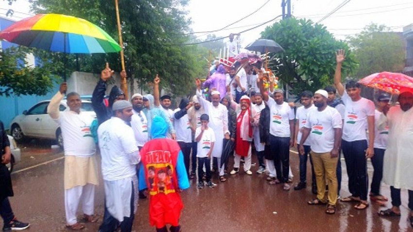 मूसलाधार बारिश में भी कम नही हुआ ताजियादारों का हौसला, अलाव पर भी चले अकीदतमंद