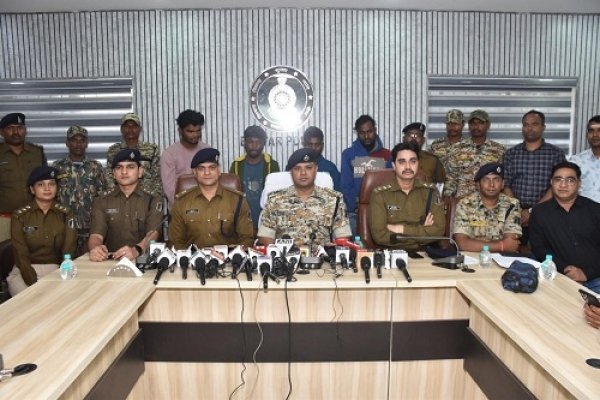 48 घंटे के अंदर बस्तर पुलिस ने अंधे कत्ल की गुत्थी सुलझाई , ड्रायवर सहित 03 आरोपियों को किया गिरफ्तार।