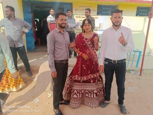 नवविवाहित भाई-बहन ने किया मतदान, लोकतंत्र को मजबूत करने का दिया संदेश