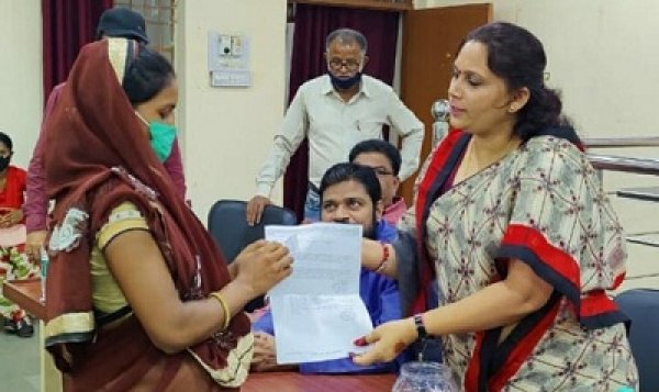 उमदा वार्ड में बने प्रधानमंत्री आवास का महापौर ने लॉटरी निकाल किया आबंटित