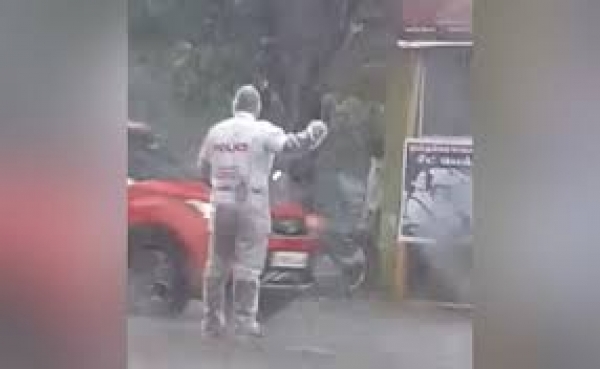 चार घंटे तक भारी बारिश में खड़े रहकर ड्यूटी करता रहा ट्रैफिक पुलिसकर्मी, फिर मिला सरप्राइज