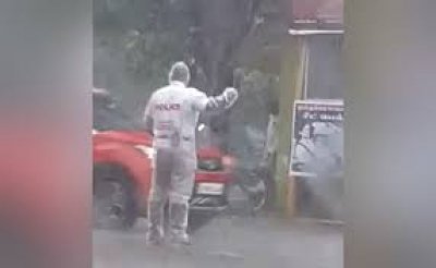 चार घंटे तक भारी बारिश में खड़े रहकर ड्यूटी करता रहा ट्रैफिक पुलिसकर्मी, फिर मिला सरप्राइज