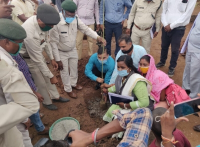 वृहद वृक्षारोपण के तहत जिले की गांव, गौठान, आंगनबाड़ी में रोपे गए 1 लाख 75 हजार पौधे-- कलेक्टर श्री यशवंत कुमार ने कमरीद में लगाया मुनगा का पौधा