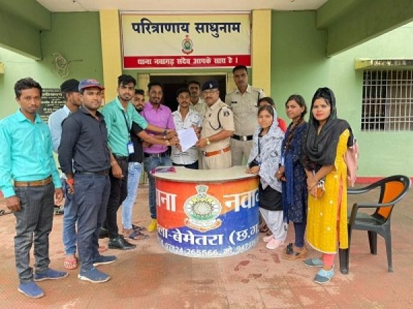 कालेज में बाहरी भीड़ को हटाने को लेकर सौंपा ज्ञापन