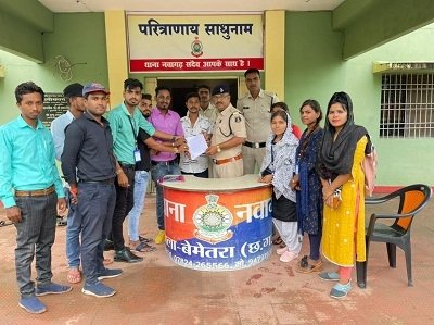 कालेज में बाहरी भीड़ को हटाने को लेकर सौंपा ज्ञापन