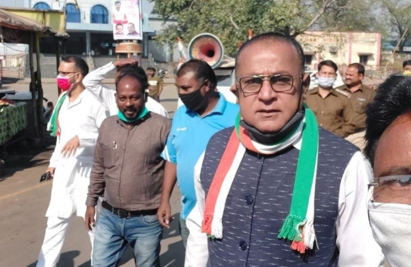 किसानों के भारत बंद के समर्थन में नगर के कांग्रेसी उतरें सड़क पर