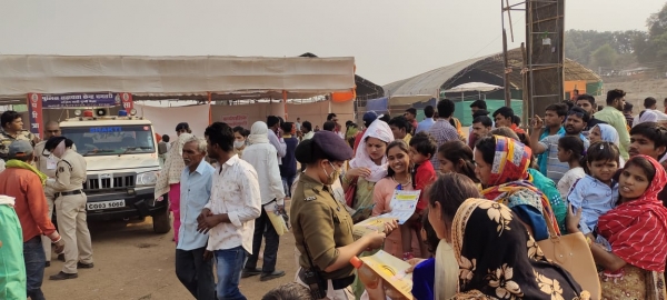 *धमतरी पुलिस द्वारा आयोजित &#039;अभिव्यक्ति&#039; नारी  सम्मान की कार्यक्रम के अंतर्गत महिलाओं को कानून में प्रदत्त अधिकारों व योजनाओं के संबंध में जानकारी देकर किया जा रहा जागरूक